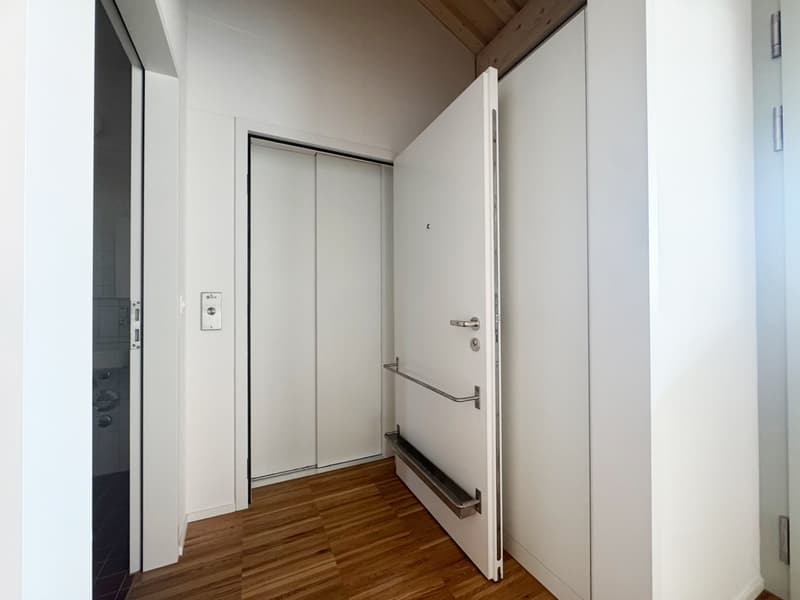 Moderne 3.5-Zimmer-Wohnung mit hohen Decken und Liftzugang (5)