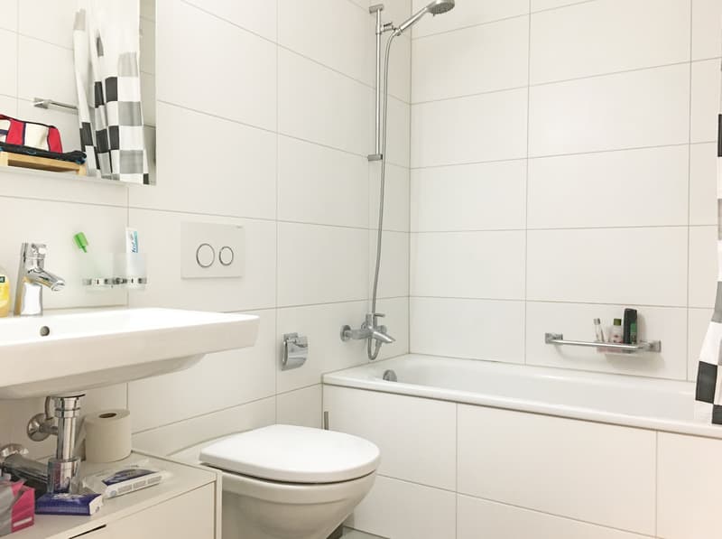Badezimmer mit Badewanne und Duschvorrichtung