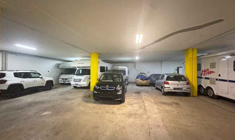 Camper / Wohnmobil - Einstellplatz inkl. Strom in Bülach (1)
