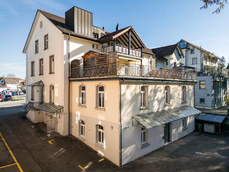 Südansicht mit Parkierung, Seiteneingang und Eingang UG