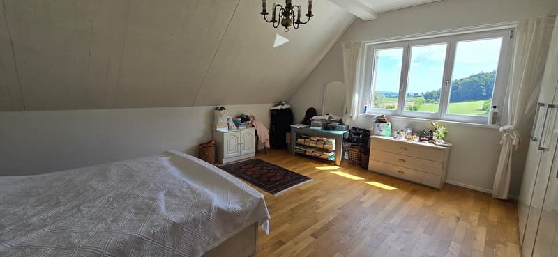 Helles Schlaf-/Arbeitszimmer mit freiem Blick auf die Natur