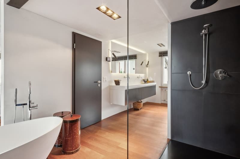 schwellenlose Dusche, freistehende Wanne mit Blick auf den See