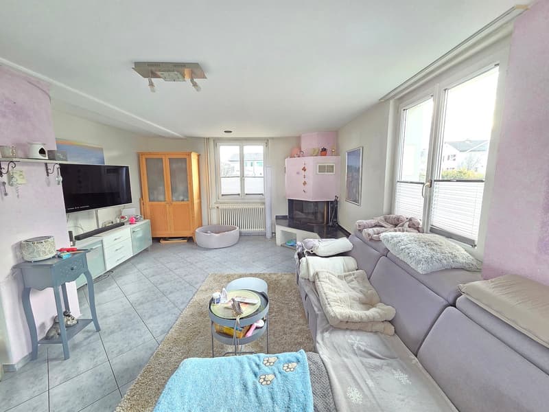 Helles Wohnzimmer mit Kamin