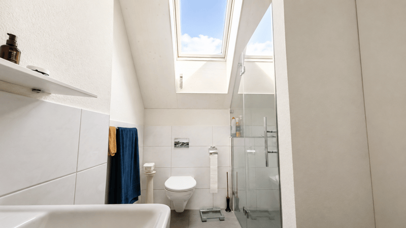 Praktische Dusche mit Lavabo und WC
