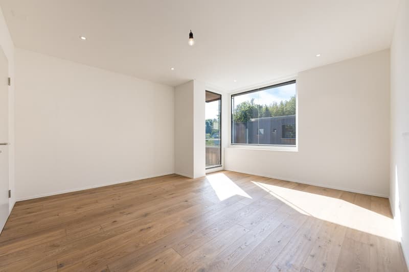 Grosses Schlafzimmer mit Balkonzugang