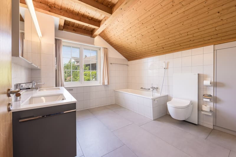 Grosses Bad mit Badewanne, Dusche und WC