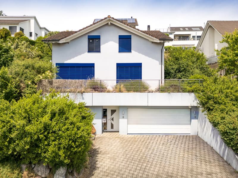 Aussenansicht mit Vorplatz und Doppelgarage