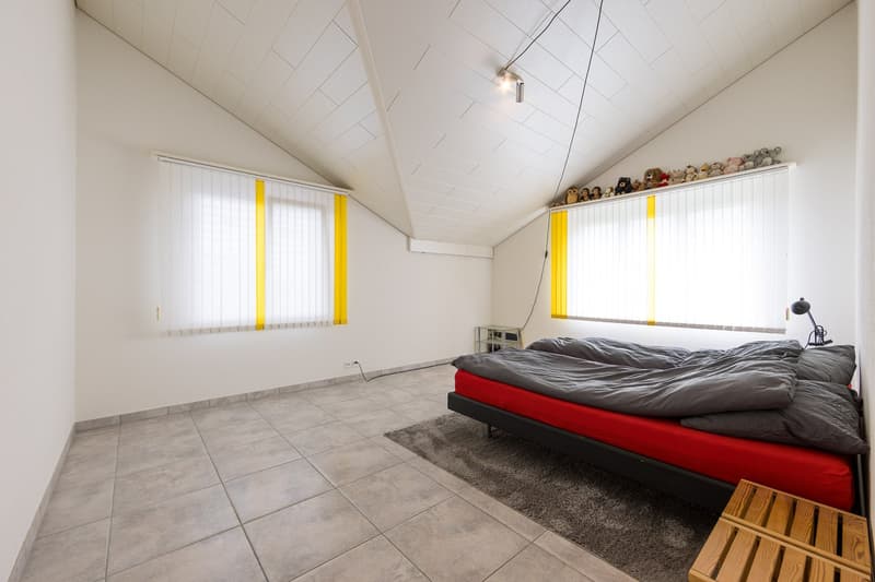Schlaf-/Arbeitszimmer mit hohen Decken und Charme