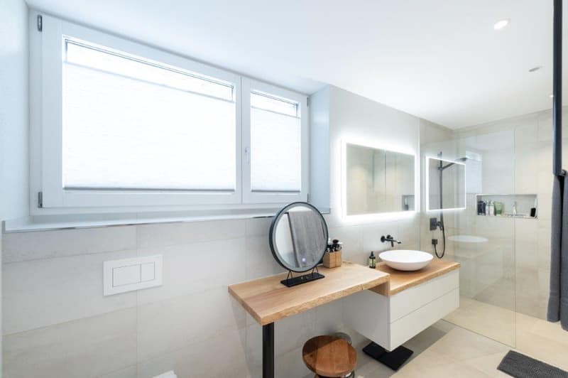 Stilvolles Badezimmer mit schwellenloser Dusche