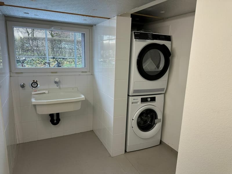 Moderne 3.5-Zimmer-Wohnung mit eigenem Waschturm (7)