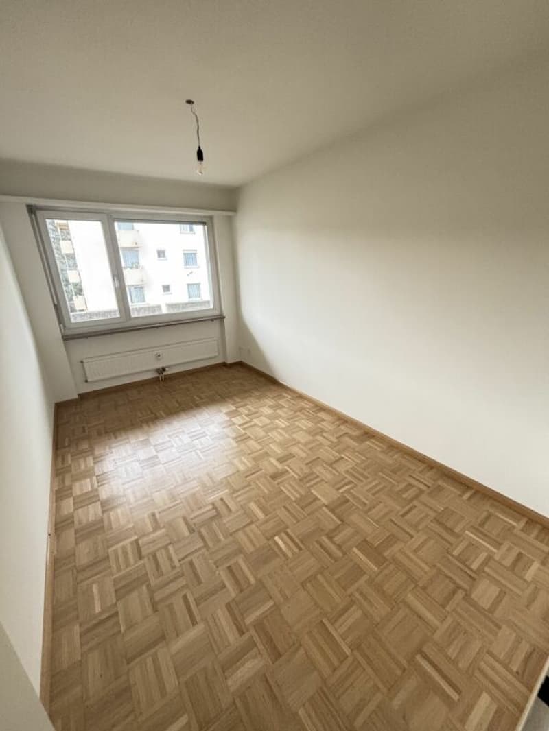 Grosszügige 4.5-Zimmerwohnung an zentraler Lage (2)