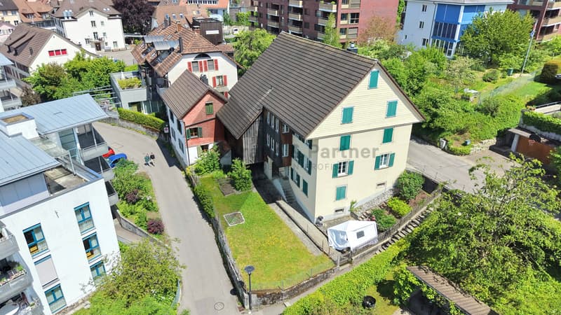 SPANNENDES MEHRFAMILIENHAUS MIT ENTWICKLUNGSPOTENZIAL (2)