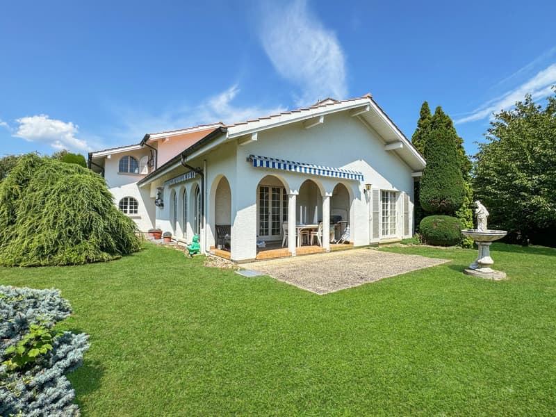 Villa individuell in Founex (1)