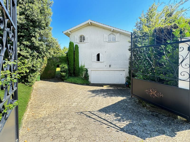 Villa individuell in Founex (2)