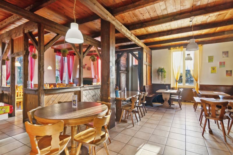 Magnifique immeuble de 2 appartements et un restaurant (4)