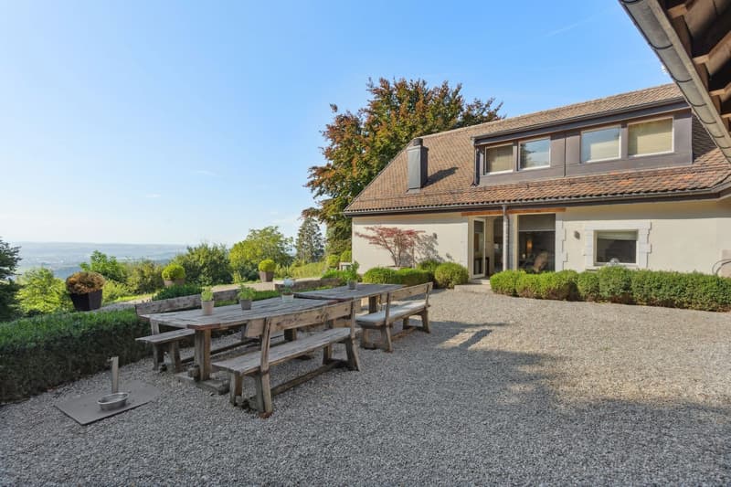 Exceptionnelle propriété rénovée avec vaste jardin et vue sur le lac (7)