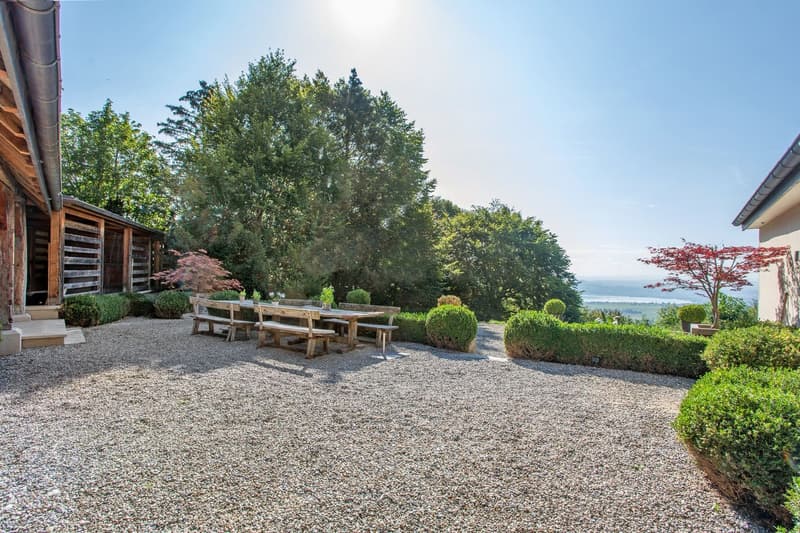 Exceptionnelle propriété rénovée avec vaste jardin et vue sur le lac (4)