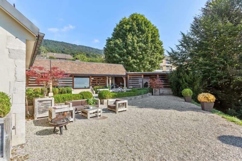 Exceptionnelle propriété rénovée avec vaste jardin et vue sur le lac (6)