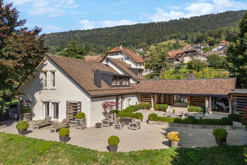 Exceptionnelle propriété rénovée avec vaste jardin et vue sur le lac (1)
