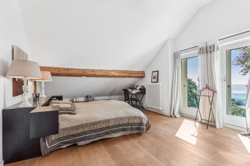 Exceptionnelle propriété rénovée avec vaste jardin et vue sur le lac (13)