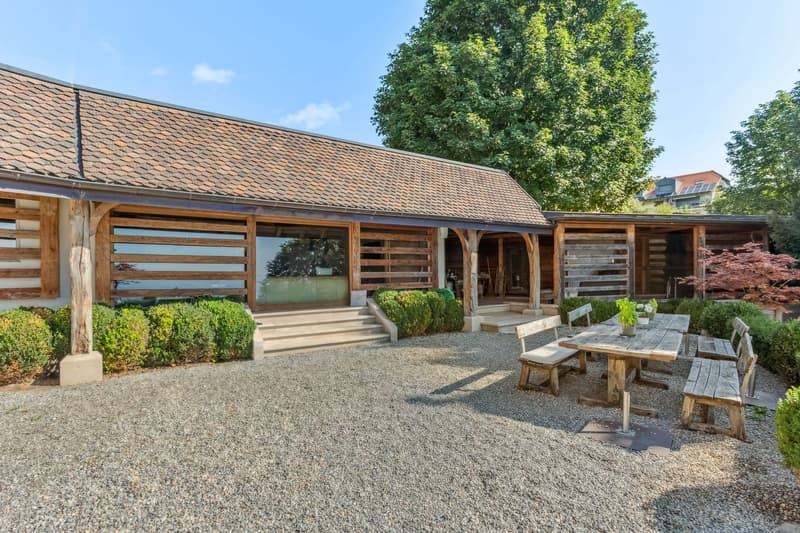 Exceptionnelle propriété rénovée avec vaste jardin et vue sur le lac (2)