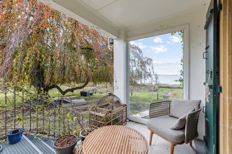 Propriété exclusive les pieds dans l'eau au bord du lac de Neuchâtel ! (10)