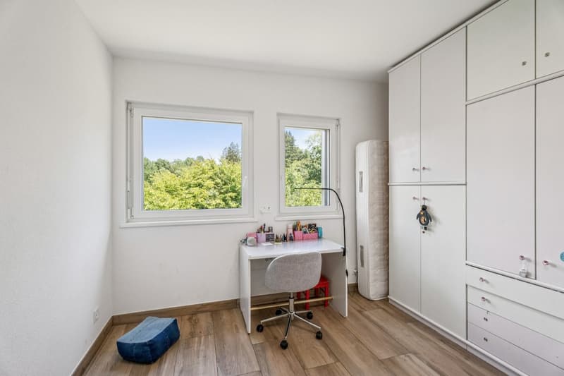 Maison familiale contemporaine offrant un vaste jardin (8)