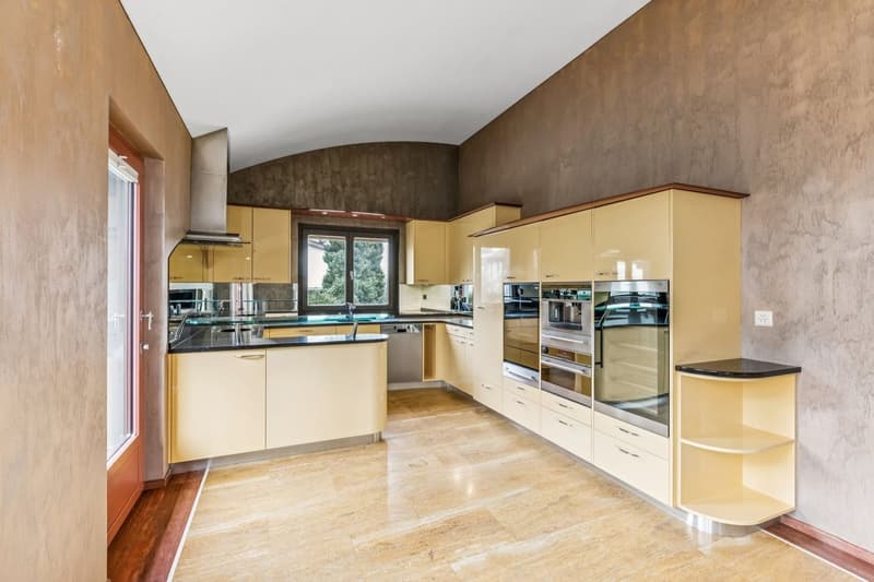 Harmonie, espace et nature ! Une villa unique à St-Blaise avec vue lac (4)
