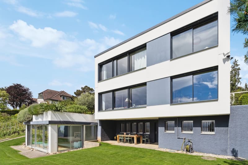 Villa contemporaine avec vue panoramique sur le lac et piscine intérie (6)