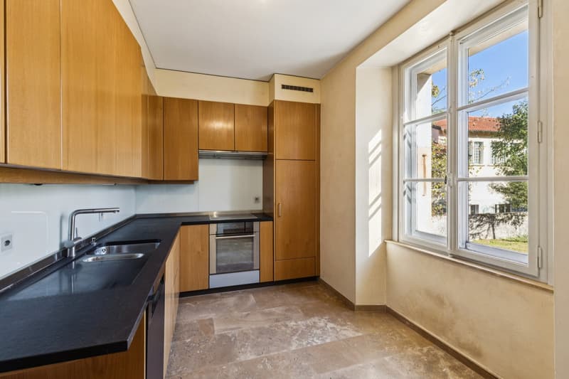 Elégante maison de Maître composée de 3 appartements offrant 2 box à c (9)