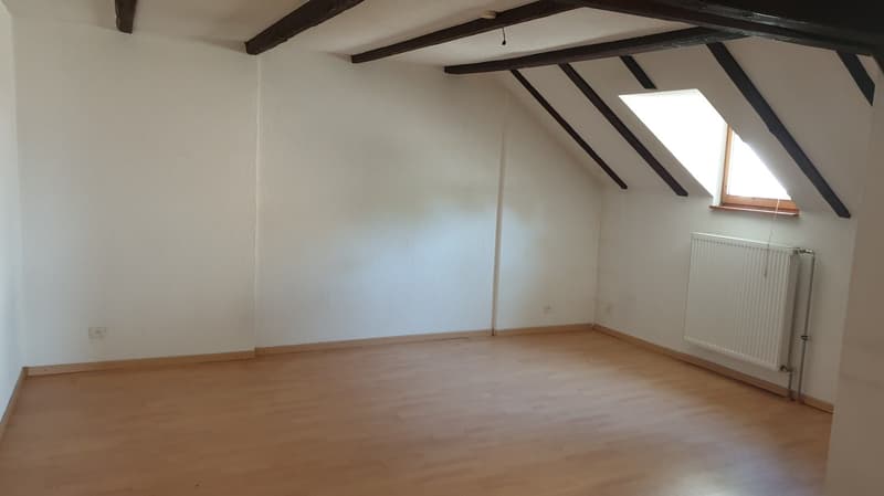 empty room, wooden floor, white walls, wooden beams, window, radiator