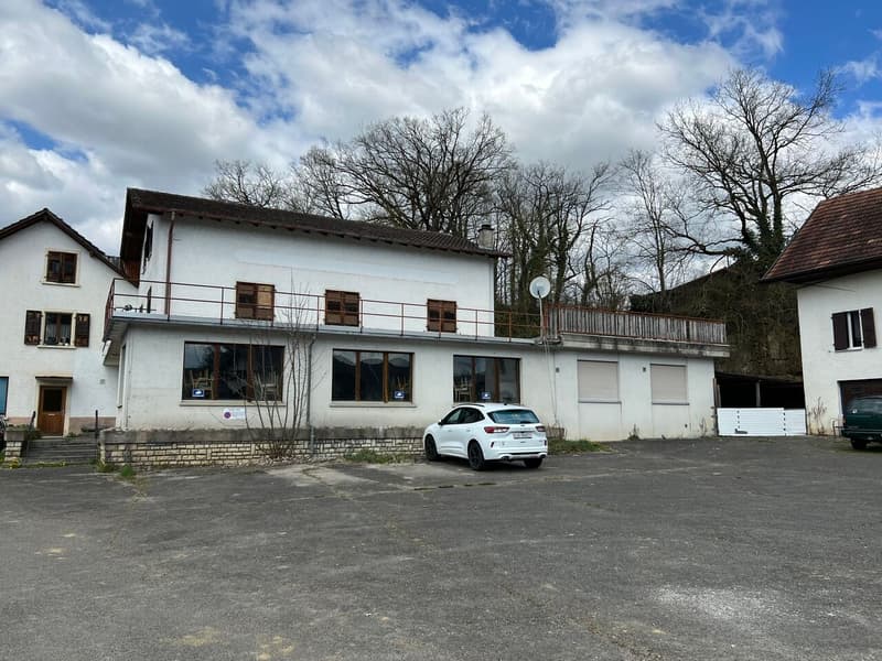 A vendre1 restaurant, plusieurs dépôts, 2 appartements et grand parking. (2)