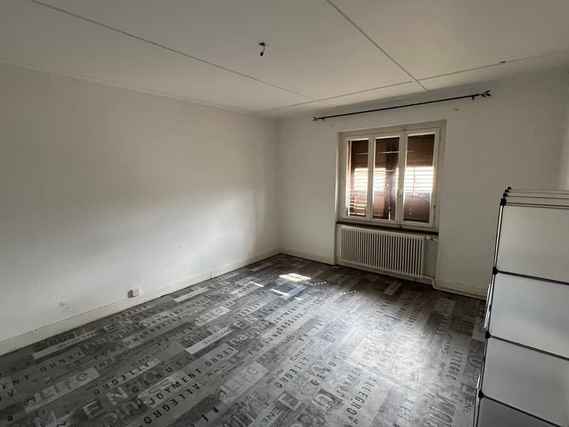 A vendre1 restaurant, plusieurs dépôts, 2 appartements et grand parking. (9)