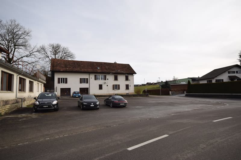 A vendre 2 appartements, 1 restaurant, 1 dépôt et grand parking. (2)