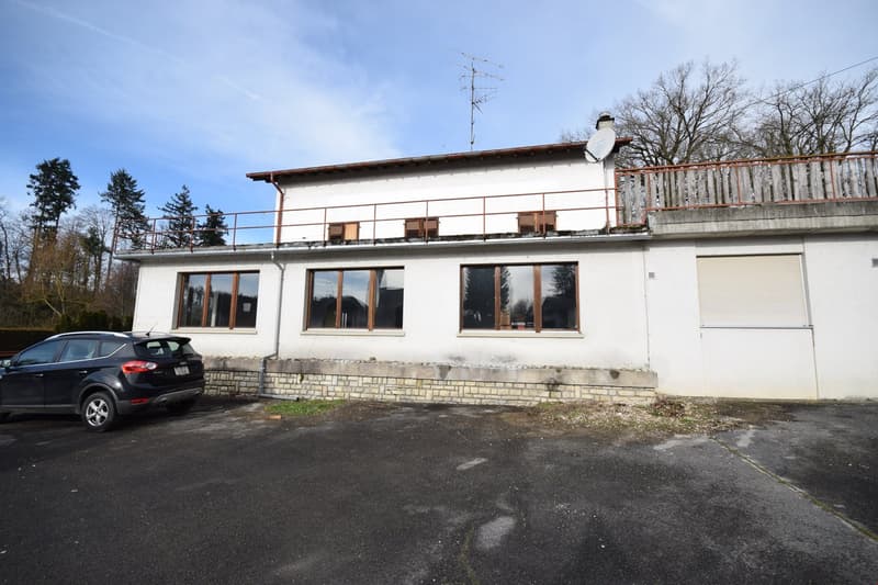 A vendre 2 appartements, 1 restaurant, 1 dépôt et grand parking. (1)