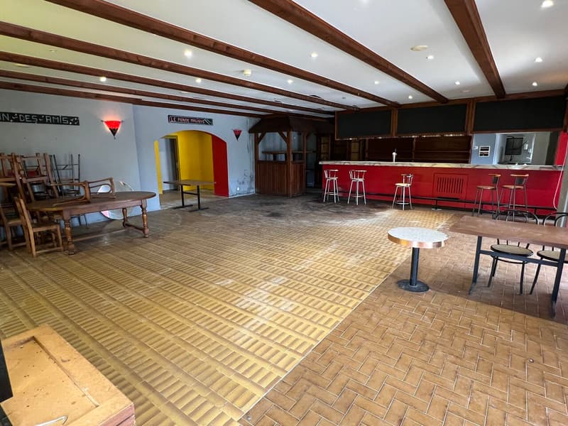 A vendre 2 appartements, 1 restaurant, 1 dépôt et grand parking. (8)