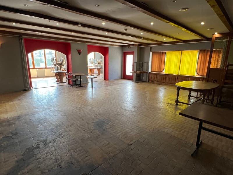 A vendre 2 appartements, 1 restaurant, 1 dépôt et grand parking. (9)