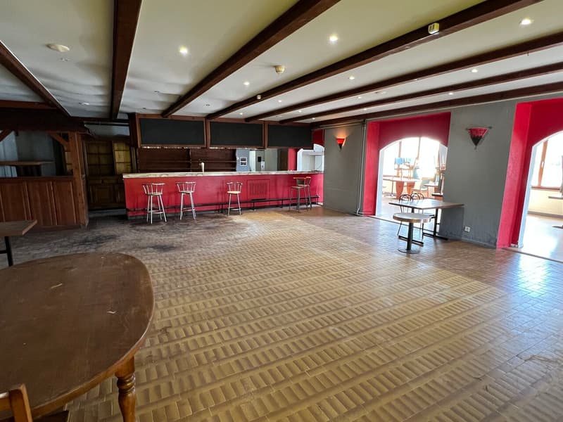 A vendre1 restaurant, plusieurs dépôts, 2 appartements et grand parking. (6)