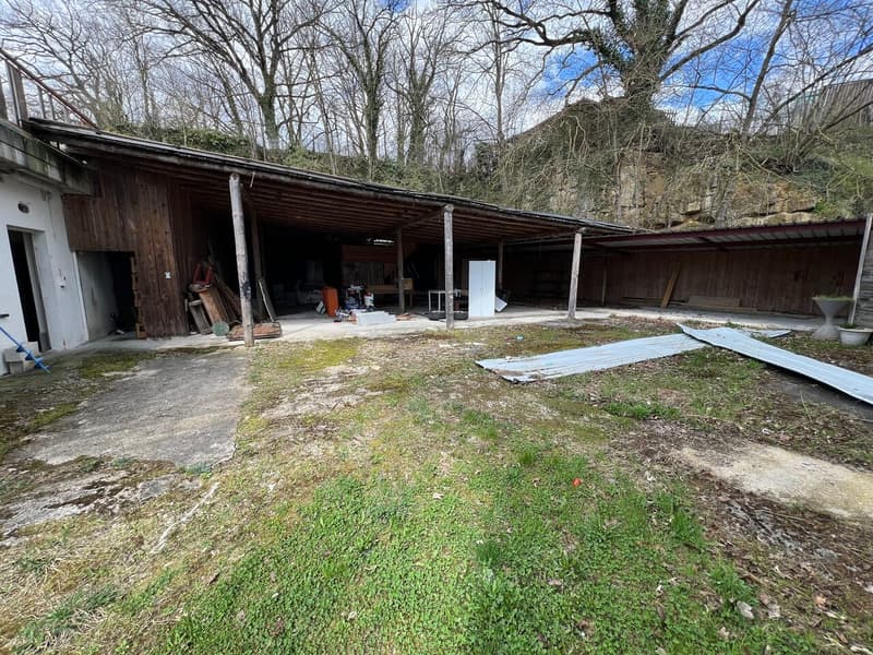 A vendre1 restaurant, plusieurs dépôts, 2 appartements et grand parking. (12)