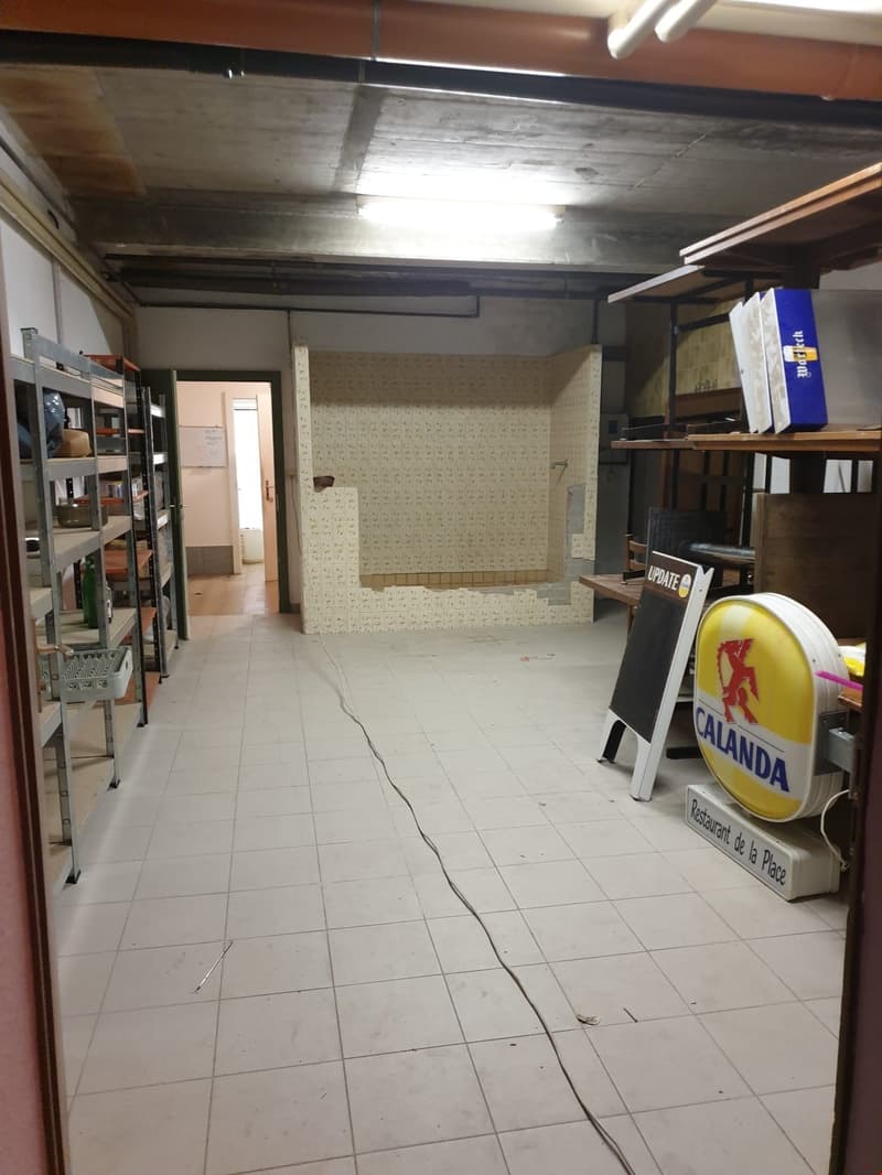 A vendre1 restaurant, plusieurs dépôts, 2 appartements et grand parking. (10)