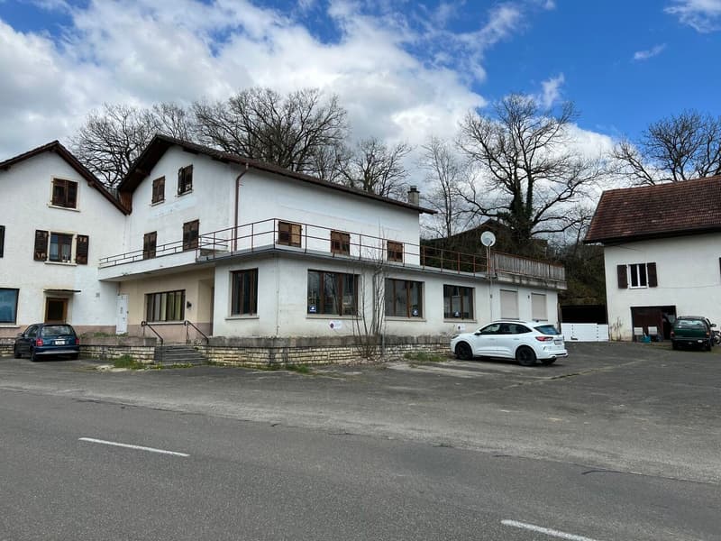 A vendre1 restaurant, plusieurs dépôts, 2 appartements et grand parking. (1)