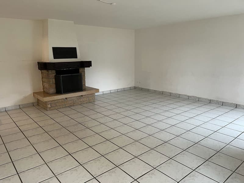 Bel appartement- duplex 5.5 pièces de 135 m2 avec jardin à Vicques (4)