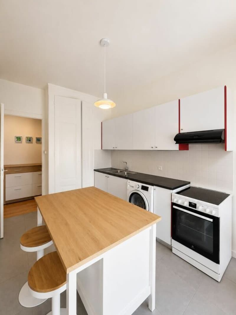 Appartement de caractère avec balcon au coeur de Genève (17)