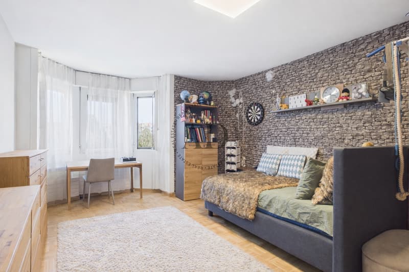 EXCLUSIVITE - Grand appartement lumineux en étage élevé (4)