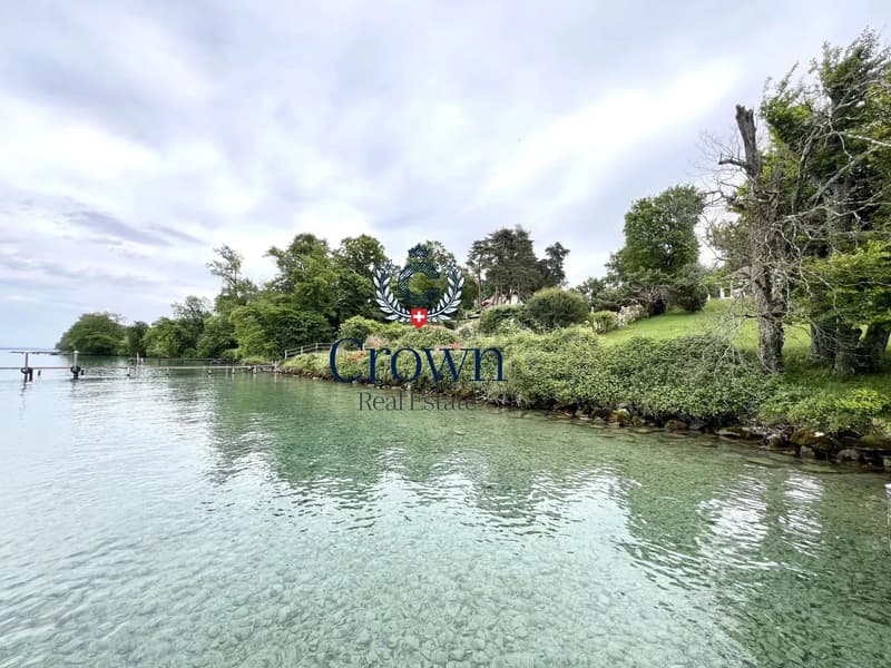 Enchanting waterfront setting (8)
