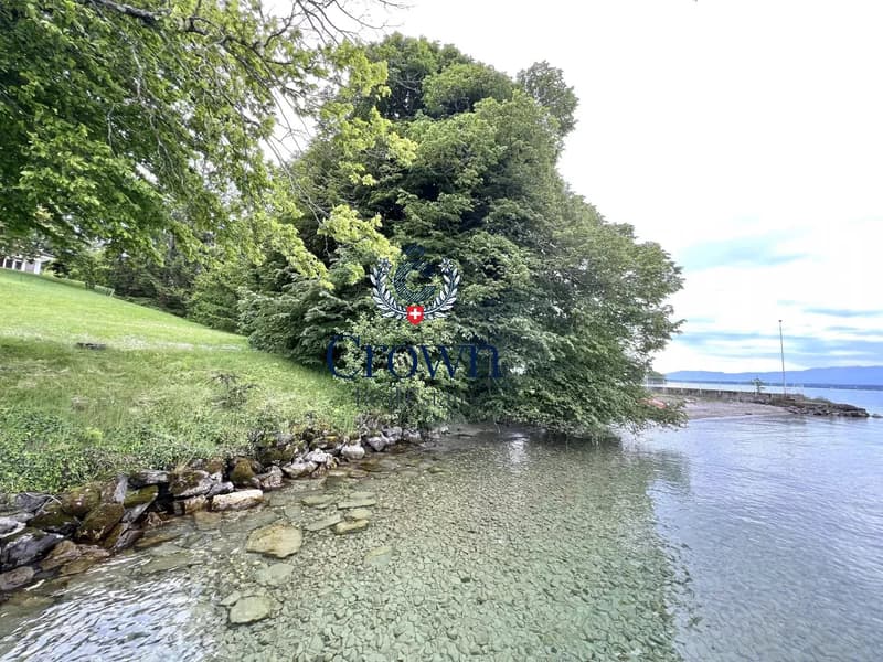 Enchanting waterfront setting (3)