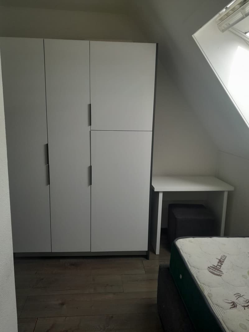 Möbliertes Zimmer im Dachgeschoss (8)