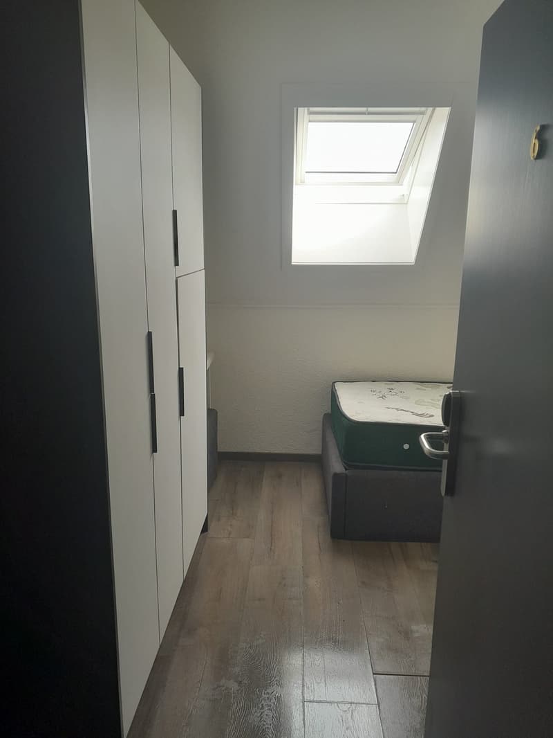 Möbliertes Zimmer im Dachgeschoss (7)