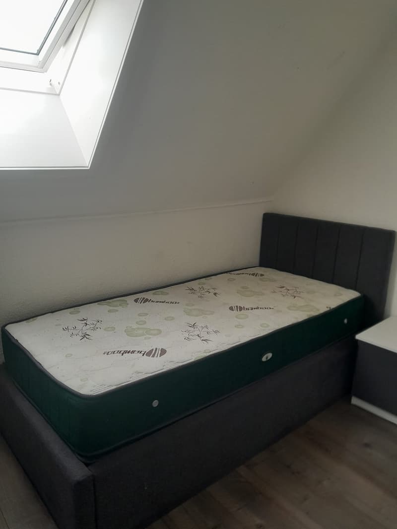 Möbliertes Zimmer im Dachgeschoss (6)