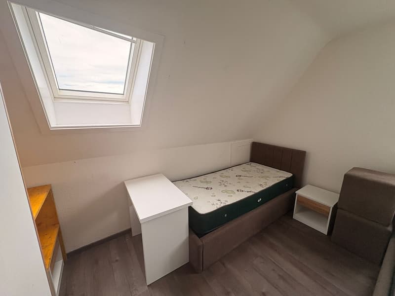 Zimmer mit Dachfenster